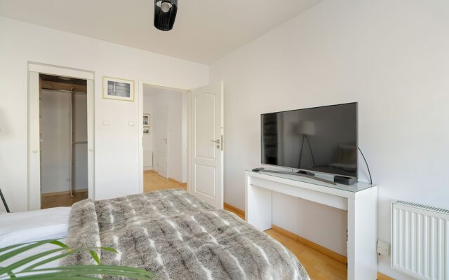 Apartment With Parking Poznań by Renters