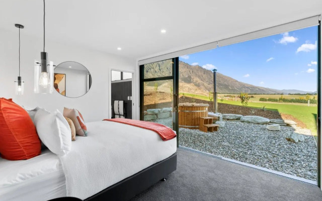 A Remarkable Stay - Jack's Point Holiday Home