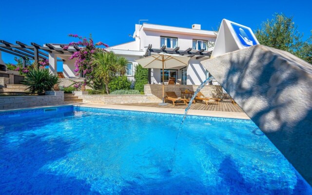 Nice Home in Liznjan With Wifi and 4 Bedrooms