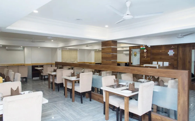 OYO 10893 Hotel Divine Inn