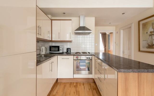 Cute 2 Bedroom Apt With View Of The Castle