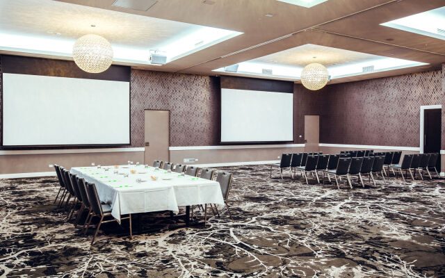 Holiday Inn Warwick Farm by IHG