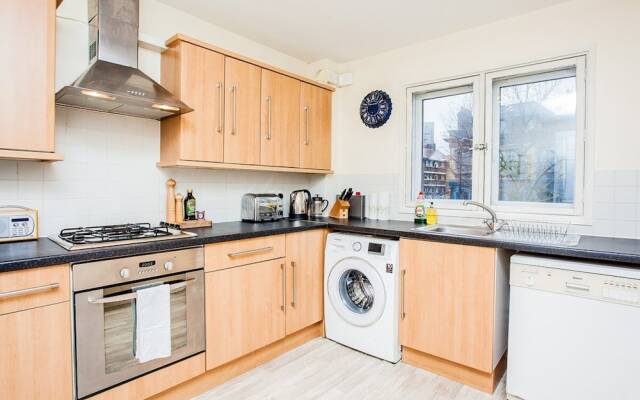 Stunning Spacious South London 1 Bed Apartment with Balcony