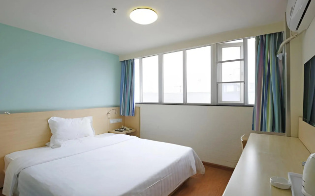 7 Days Inn Chengdu North Railway Train Station Square Branch