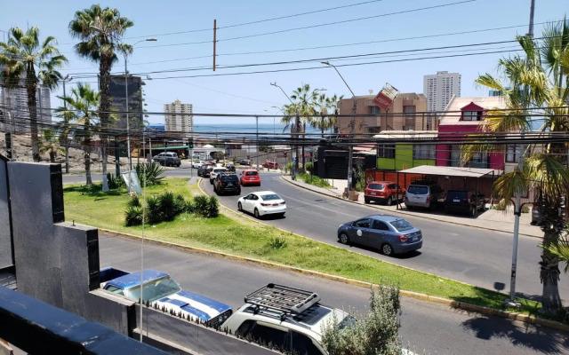 Un lugar encantador con una pequeña terraza