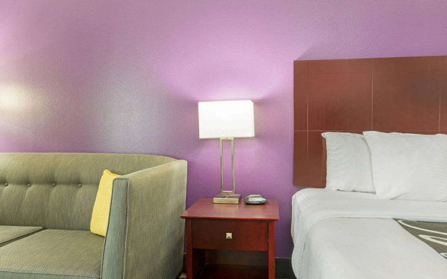 La Quinta Inn & Suites by Wyndham Bridge City