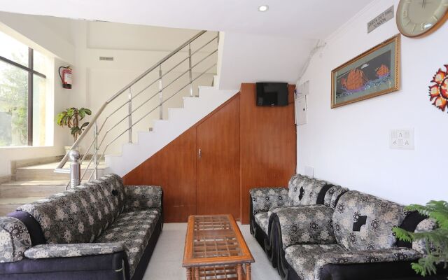 OYO 9846 Royal Plaza