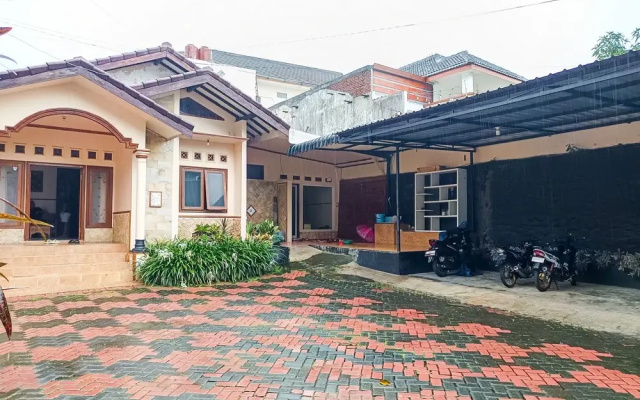 RedDoorz @ Dewa Breeze Inn Near Paralayang