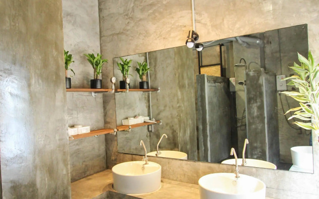 Thonglor Travellers Hostel & Cafe