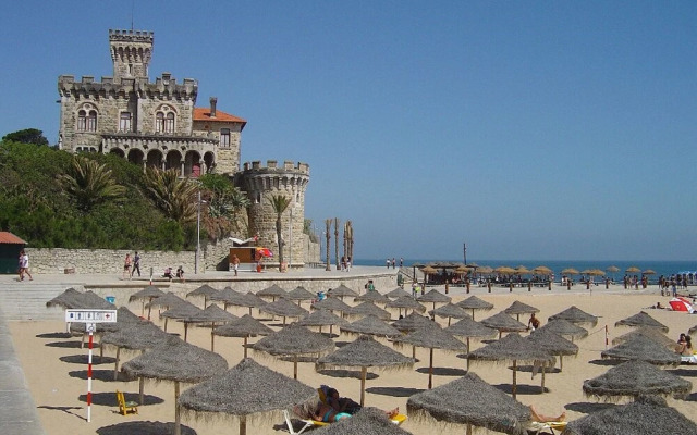 Cushy Apartment with garden in Estoril