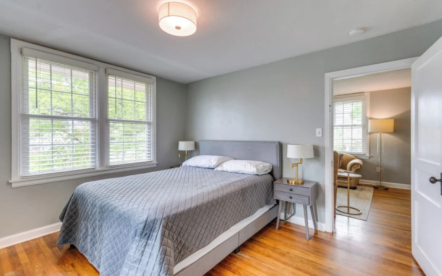 2 Mi to Dtwn Pensacola: Charming Apartment