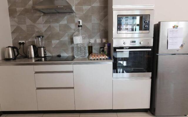 Lovely 2 Bdrm Serviced Apartment with pool & sauna