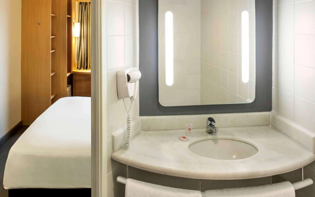 ibis Macae