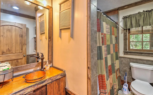 Cozy Creekside Mountain Escape w/ Hot Tub!