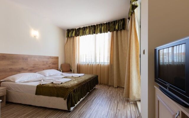 Studio for Family with Kitchenette and Pool view