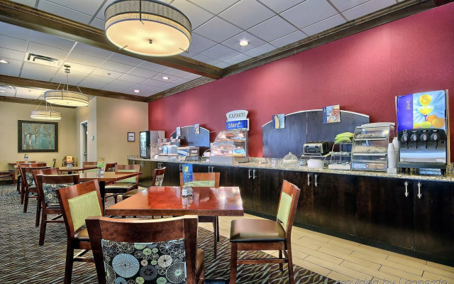 Holiday Inn Express Charleston-Civic Center by IHG