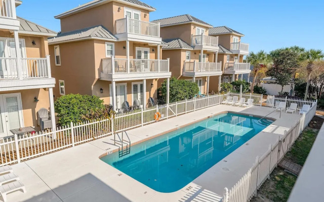 Palm Breeze Retreat Sleeps 10!