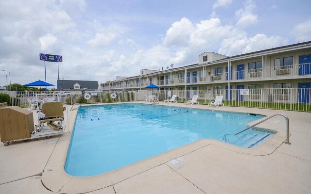 Motel 6 Webster, TX - Houston - Nasa Lake