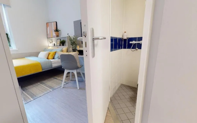 Student Only, Private Ensuite in Compact Apartment