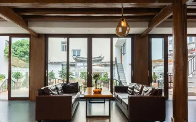Lijiang Yage Bieyuan Homestay (Gucheng Bailong Cultural Square)