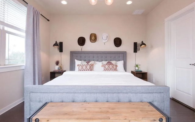 Spacious 3br/3ba Minutes From DT by Domio