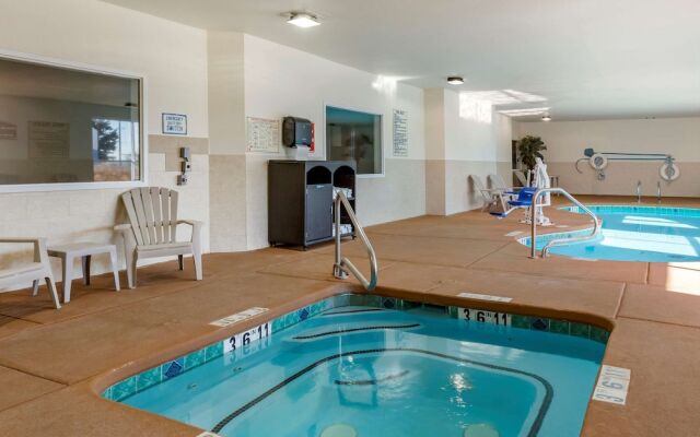 COMFORT INN &amp; SUITES