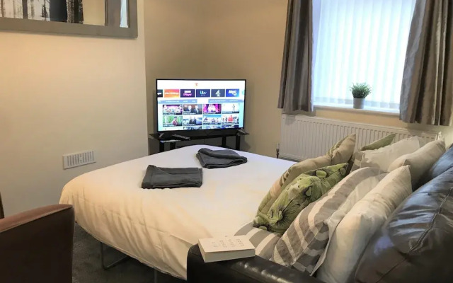 Welcoming Spacious 2-bedroom House in St Helens