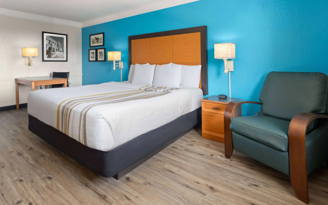 La Quinta Inn by Wyndham Pittsburgh Airport