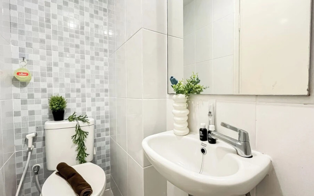 Small Minimalist Studio Apartment At Tokyo Riverside Pik 2 – Bathroom – Jakarta