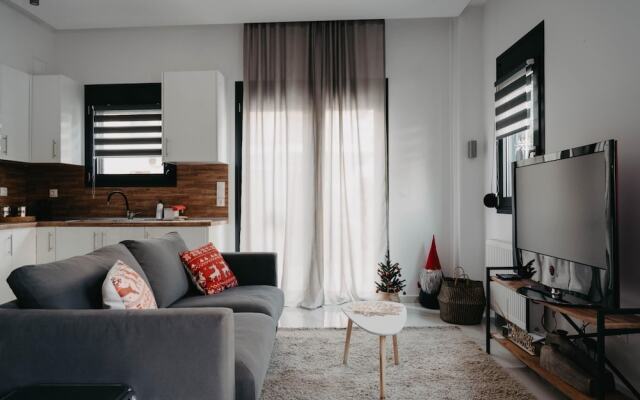 Minimal Condo Trikala Town