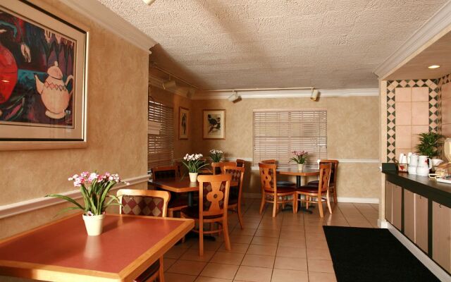 Rodeway Inn & Suites