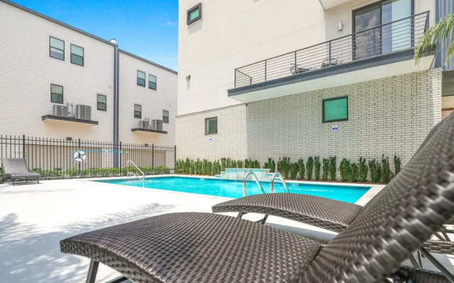 Spacious Townhouse with Balcony