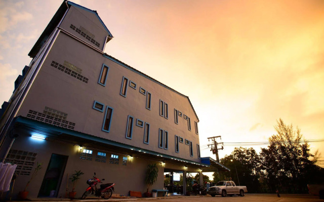 Seabox Khaolak Hostel