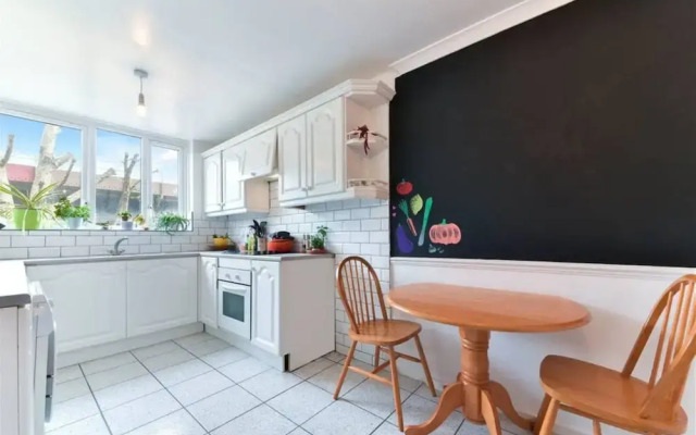 Spacious 2 Bedroom House With Balcony In Bermondsey