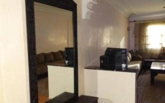 Manis Apartment Set in a Hotel Area