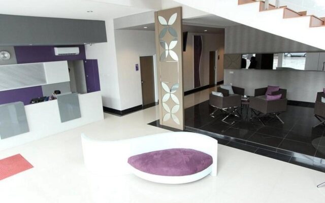 Smile Hotel by RedDoorz