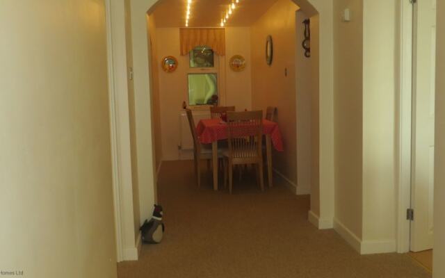 The Garden Flat Tucked Away Close To Amenities