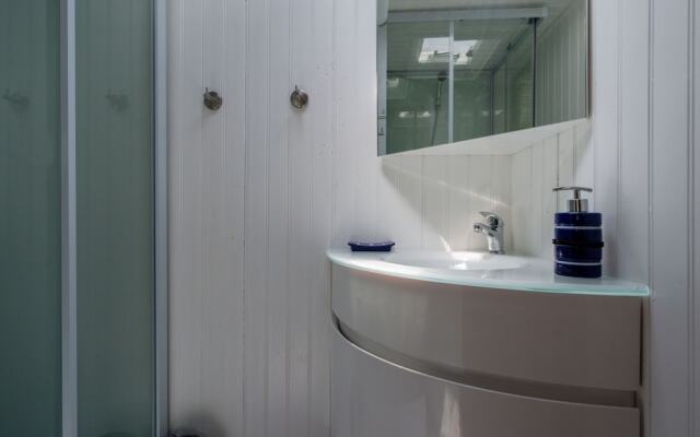 Comfortable House Boat in Homps with Roof Terrace