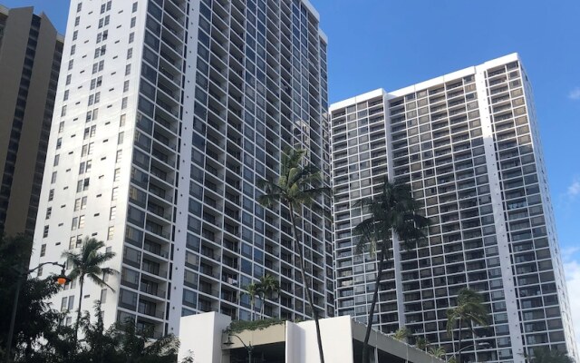 Waikiki Banyan by Darmic