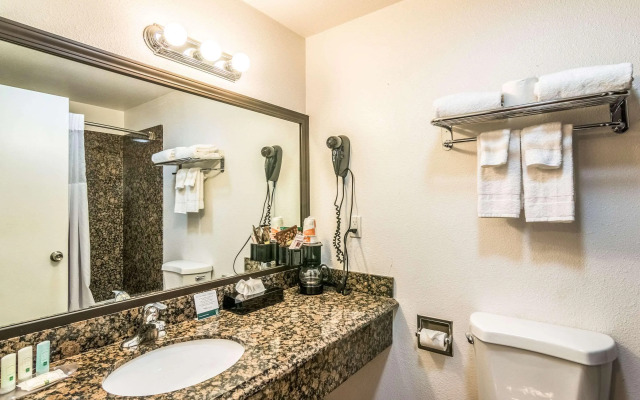 Quality Inn & Suites near Downtown Bakersfield