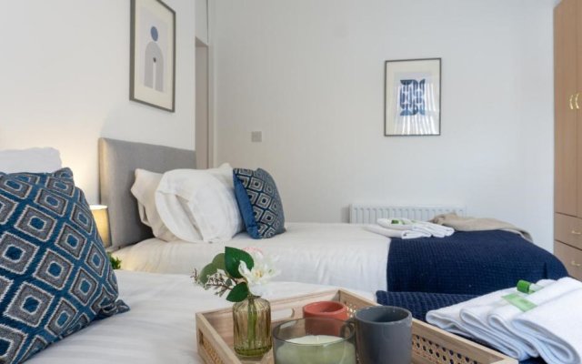 Air Host and Stay - Breckfield house sleeps 14, 7 bedrooms free parking LFC