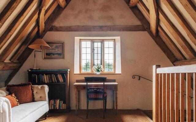 Lavish Tudor Estate Gardens - Sleeps 25