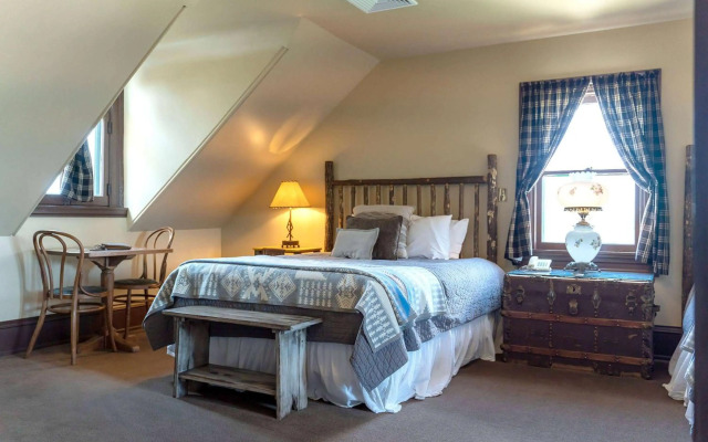 Sheridan Inn, B/W Signature Collection