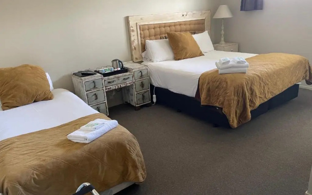 Fat Owl Motel, Bar & Eatery