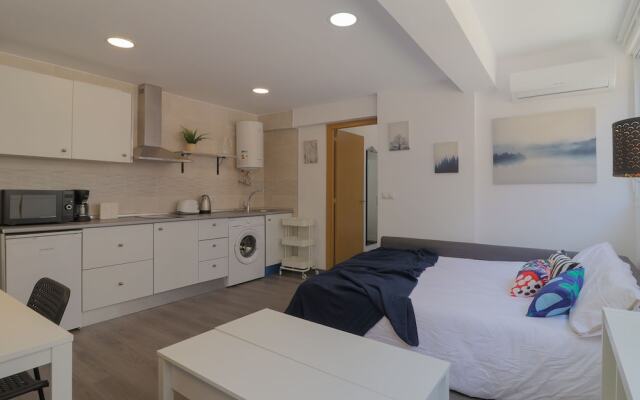 Bright Málaga Beach and Downtown Apartment