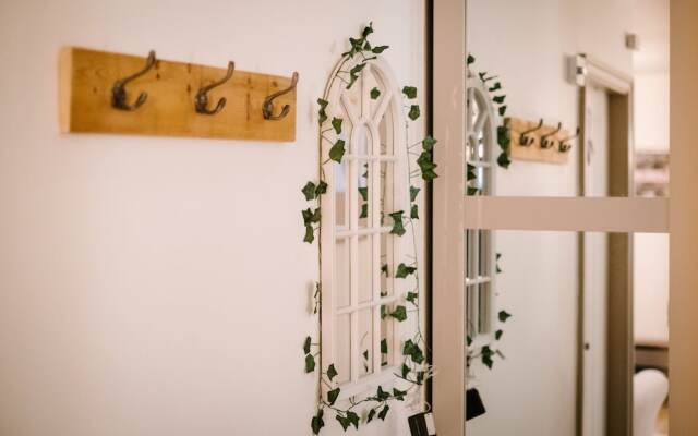 The Annex - Windermere Escape for Two