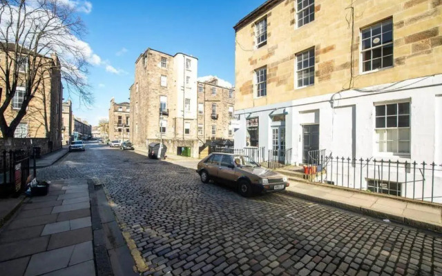 Ultra Modern, West End Village, Refurbished 1 bed