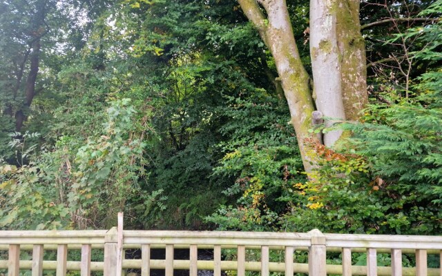 Glamping Hut - Riverside 1