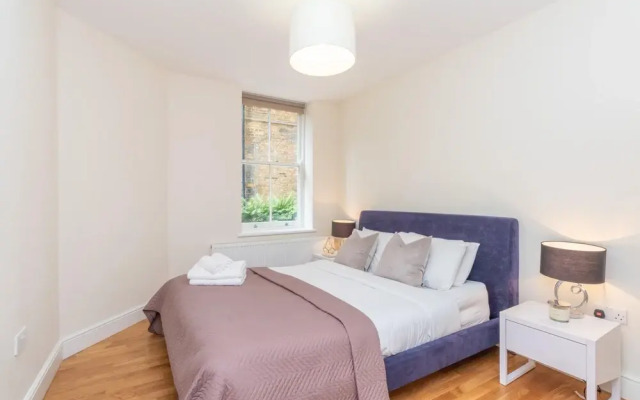 Two Bedroom Apartment in Hammersmith 201a, London