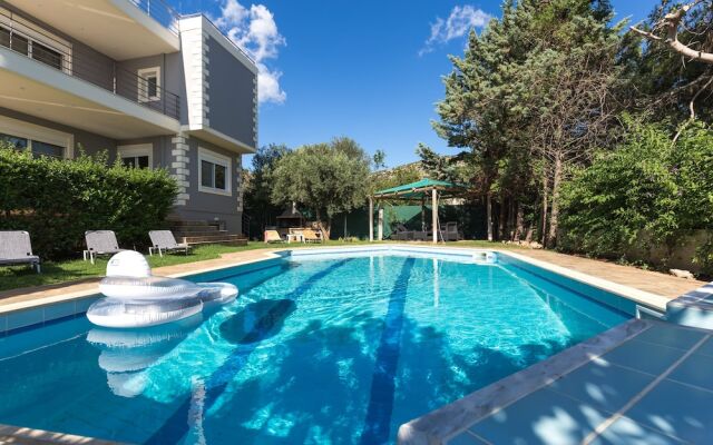 290m² Villa with Pool close to the Airport